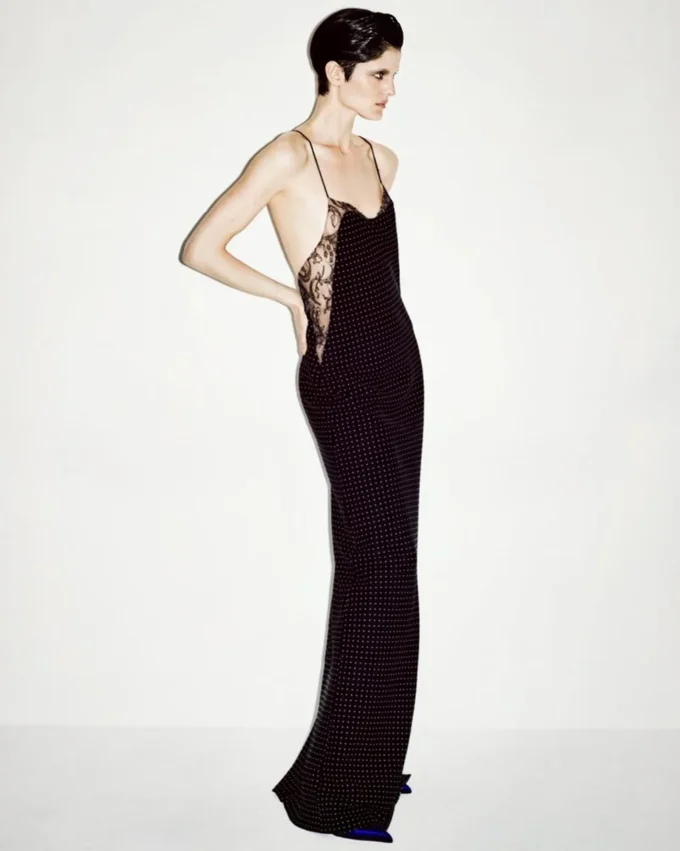 Vestido de noche camisola de crepé de seda con lunares y detalles de encaje Vestido de noche camisola de crepé de seda con lunares y detalles de encaje