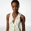 Vestido de noche con cuello halter y detalle de volantes Vestido de noche con cuello halter y detalle de volantes