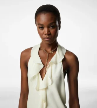 Vestido de noche con cuello halter y detalle de volantes
