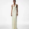 Vestido de noche con cuello halter y detalle de volantes Vestido de noche con cuello halter y detalle de volantes