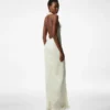 Vestido de noche con cuello halter y detalle de volantes Vestido de noche con cuello halter y detalle de volantes