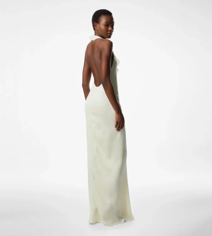 Vestido de noche con cuello halter y detalle de volantes Vestido de noche con cuello halter y detalle de volantes
