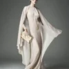 Vestido de noche con escote en forma de ojo de cerradura y capa asimétrica