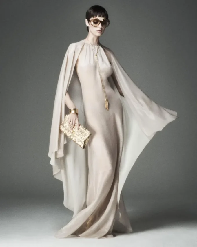 Vestido de noche con escote en forma de ojo de cerradura y capa asimétrica