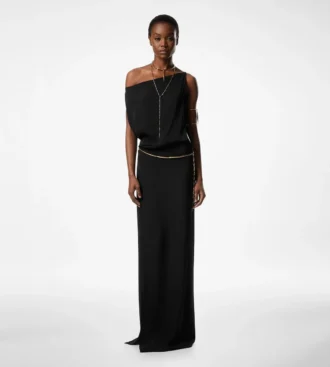 Vestido de noche con hombros descubiertos y abertura lateral