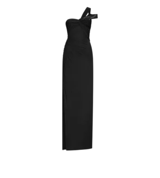 Vestido de noche con un solo hombro y detalle retorcido en la parte delantera