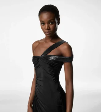 Vestido de noche con un solo hombro y detalle retorcido en la parte delantera