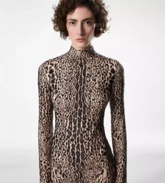 Vestido de noche de manga larga y cuello alto