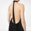 Vestido de noche de seda con cuello halter, plisado rayos de sol y detalles de cuero Vestido de noche de seda con cuello halter, plisado rayos de sol y detalles de cuero
