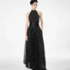 Vestido de noche de seda con cuello halter, plisado rayos de sol y detalles de cuero Vestido de noche de seda con cuello halter, plisado rayos de sol y detalles de cuero