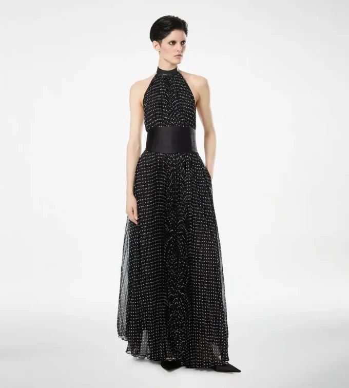 Vestido de noche de seda con cuello halter, plisado rayos de sol y detalles de cuero Vestido de noche de seda con cuello halter, plisado rayos de sol y detalles de cuero