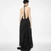 Vestido de noche de seda con cuello halter, plisado rayos de sol y detalles de cuero Vestido de noche de seda con cuello halter, plisado rayos de sol y detalles de cuero