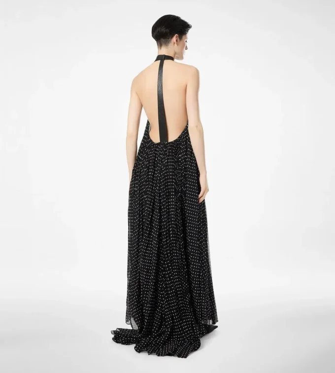 Vestido de noche de seda con cuello halter, plisado rayos de sol y detalles de cuero Vestido de noche de seda con cuello halter, plisado rayos de sol y detalles de cuero