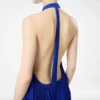 Vestido de noche de seda con cuello halter y plisado en forma de rayos de sol Vestido de noche de seda con cuello halter y plisado en forma de rayos de sol