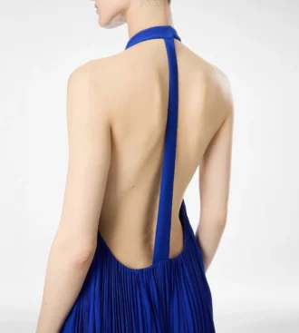 Vestido de noche de seda con cuello halter y plisado en forma de rayos de sol