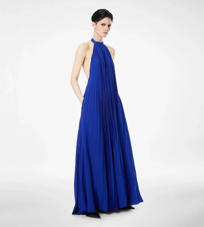 Vestido de noche de seda con cuello halter y plisado en forma de rayos de sol Vestido de noche de seda con cuello halter y plisado en forma de rayos de sol