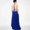 Vestido de noche de seda con cuello halter y plisado en forma de rayos de sol Vestido de noche de seda con cuello halter y plisado en forma de rayos de sol