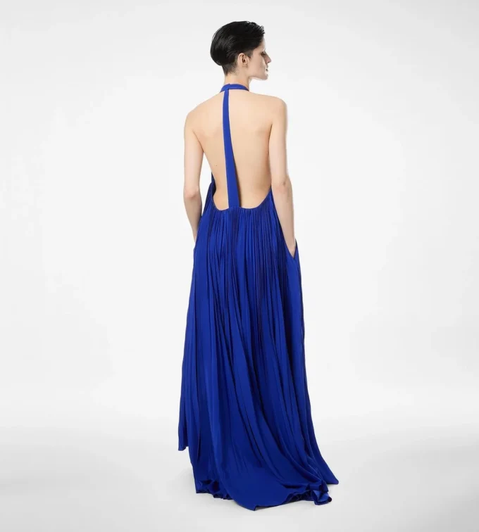 Vestido de noche de seda con cuello halter y plisado en forma de rayos de sol Vestido de noche de seda con cuello halter y plisado en forma de rayos de sol