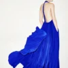 Vestido de noche de seda con cuello halter y plisado en forma de rayos de sol Vestido de noche de seda con cuello halter y plisado en forma de rayos de sol