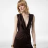 Vestido de noche de seda sin mangas con escote en V profundo y detalle retorcido en la parte delantera Vestido de noche de seda sin mangas con escote en V profundo y detalle retorcido en la parte delantera