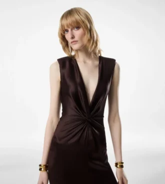 Vestido de noche de seda sin mangas con escote en V profundo y detalle retorcido en la parte delantera