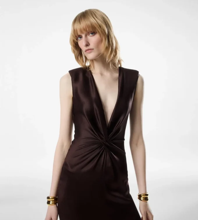 Vestido de noche de seda sin mangas con escote en V profundo y detalle retorcido en la parte delantera Vestido de noche de seda sin mangas con escote en V profundo y detalle retorcido en la parte delantera