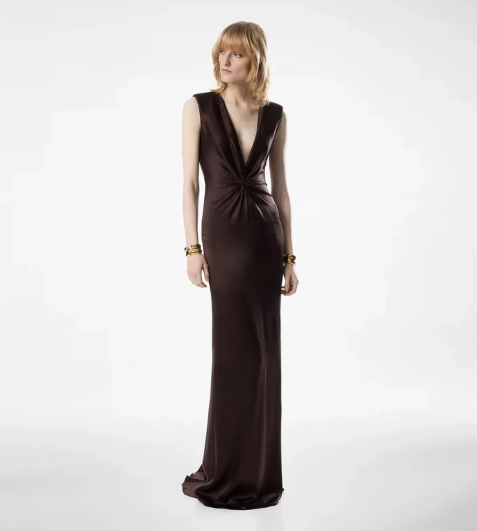 Vestido de noche de seda sin mangas con escote en V profundo y detalle retorcido en la parte delantera Vestido de noche de seda sin mangas con escote en V profundo y detalle retorcido en la parte delantera