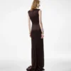 Vestido de noche de seda sin mangas con escote en V profundo y detalle retorcido en la parte delantera Vestido de noche de seda sin mangas con escote en V profundo y detalle retorcido en la parte delantera