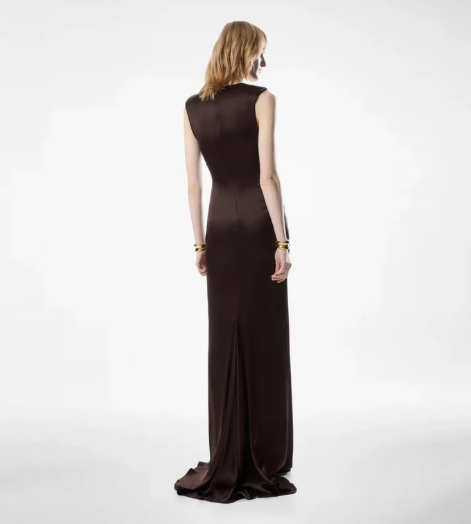 Vestido de noche de seda sin mangas con escote en V profundo y detalle retorcido en la parte delantera Vestido de noche de seda sin mangas con escote en V profundo y detalle retorcido en la parte delantera