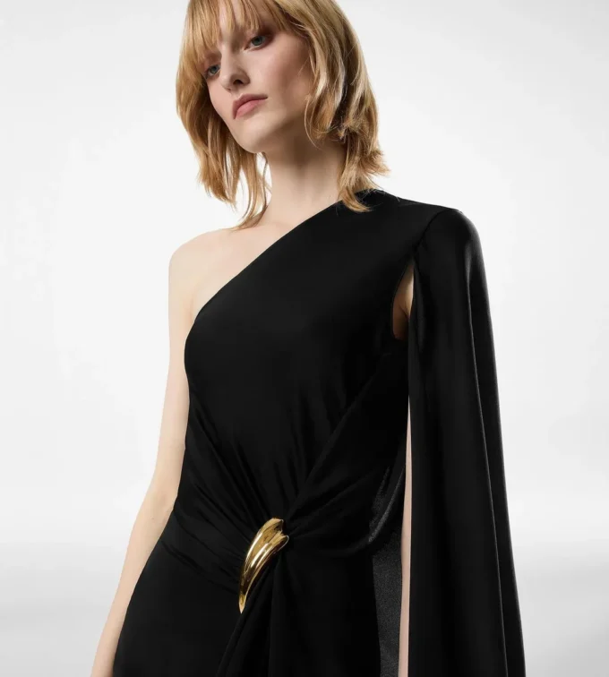Vestido de noche de un solo hombro con capa y detalles metálicos Liza Vestido de noche de un solo hombro con capa y detalles metálicos Liza