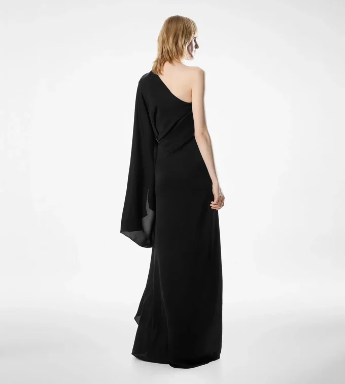 Vestido de noche de un solo hombro con capa y detalles metálicos Liza Vestido de noche de un solo hombro con capa y detalles metálicos Liza