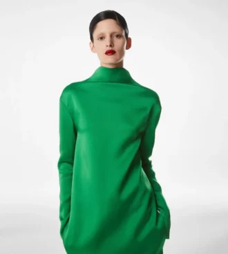 Vestido de noche recto con cuello alto de crepé brillante