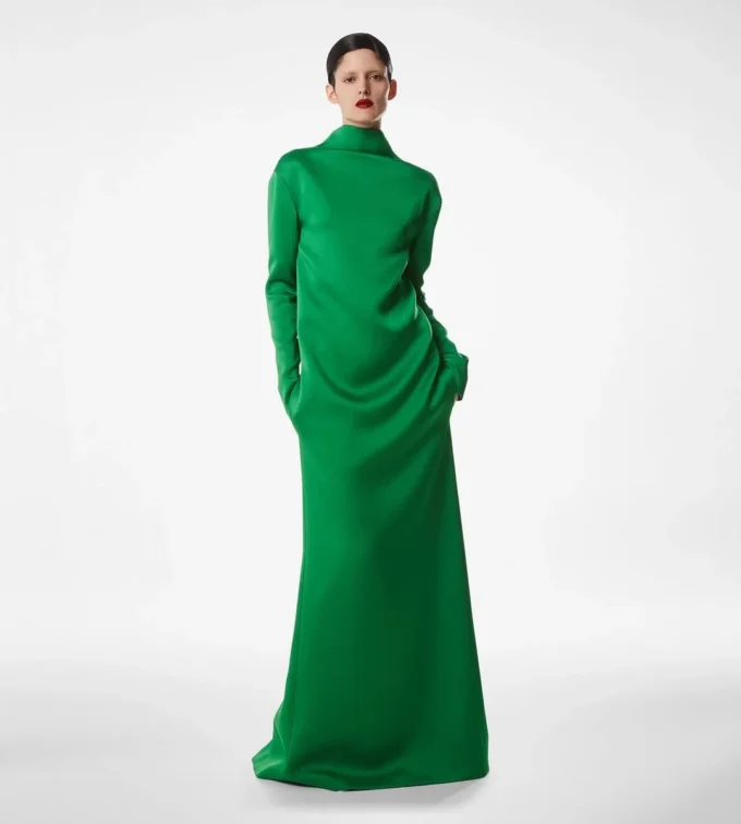 Vestido de noche recto con cuello alto de crepé brillante Vestido de noche recto con cuello alto de crepé brillante
