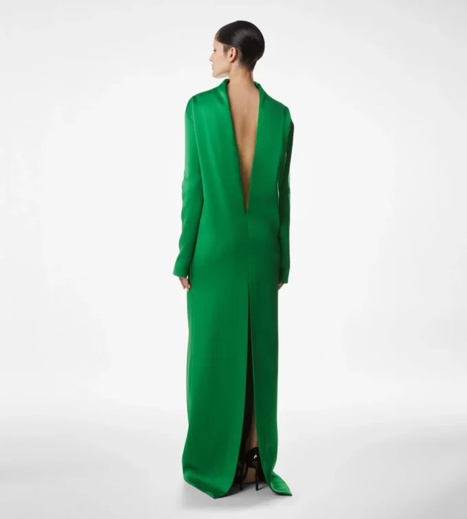 Vestido de noche recto con cuello alto de crepé brillante Vestido de noche recto con cuello alto de crepé brillante