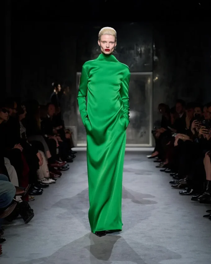 Vestido de noche recto con cuello alto de crepé brillante Vestido de noche recto con cuello alto de crepé brillante