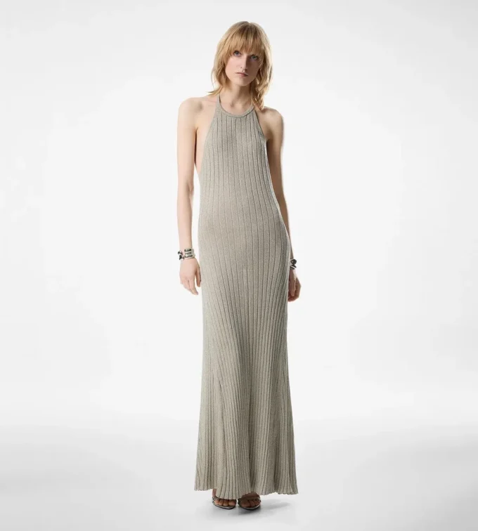 Vestido largo con cuello halter, espalda abierta y placa metálica de Tom Ford Vestido largo con cuello halter, espalda abierta y placa metálica de Tom Ford