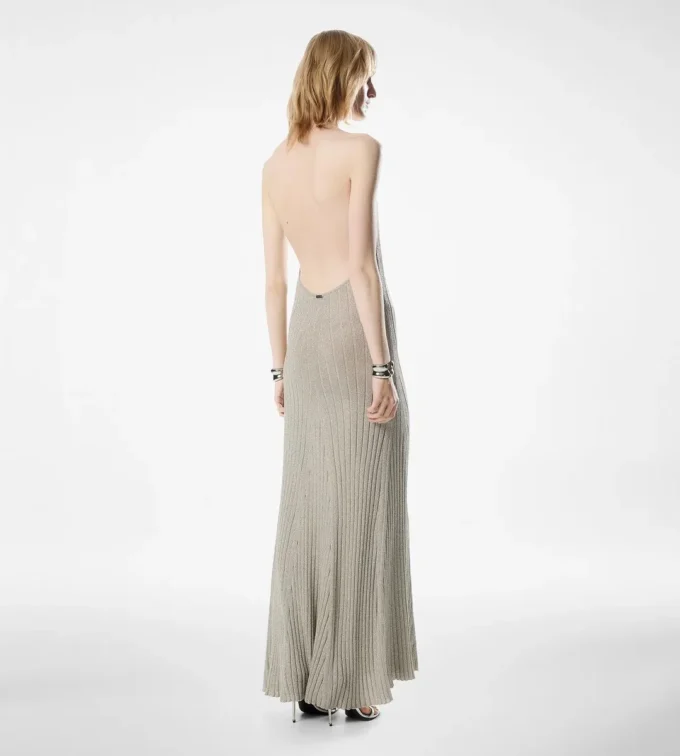Vestido largo con cuello halter, espalda abierta y placa metálica de Tom Ford Vestido largo con cuello halter, espalda abierta y placa metálica de Tom Ford