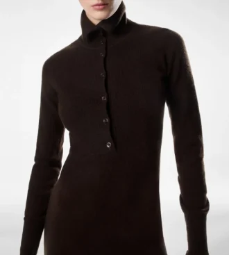 Vestido largo de cachemira con cuello alto abierto