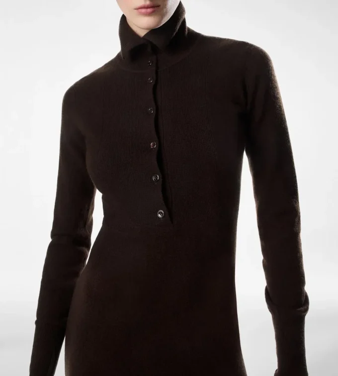 Vestido largo de cachemira con cuello alto abierto Vestido largo de cachemira con cuello alto abierto