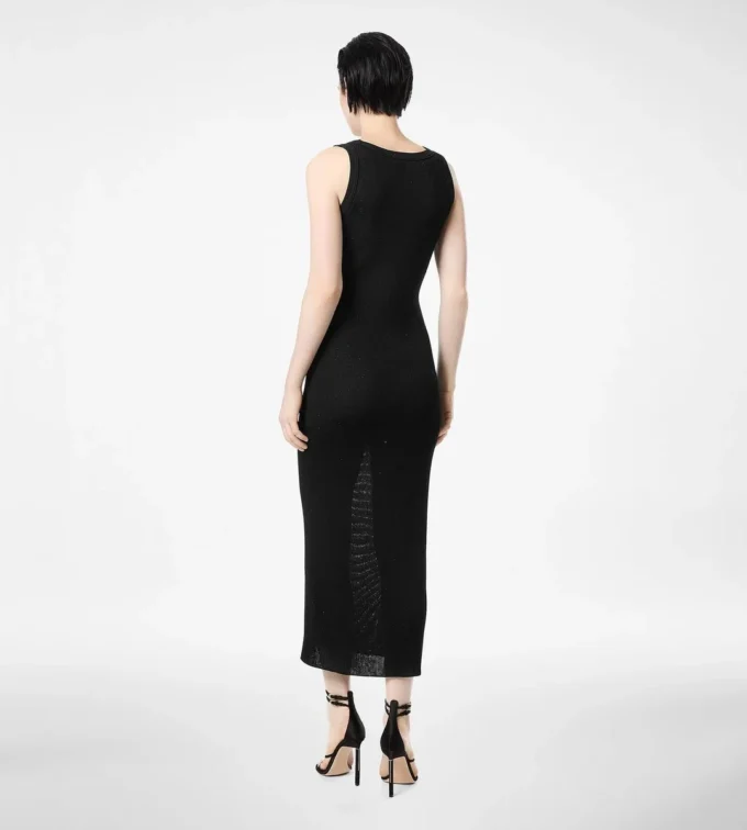Vestido sin mangas de largo medio con ribetes adornados con micro lentejuelas Vestido sin mangas de largo medio con ribetes adornados con micro lentejuelas