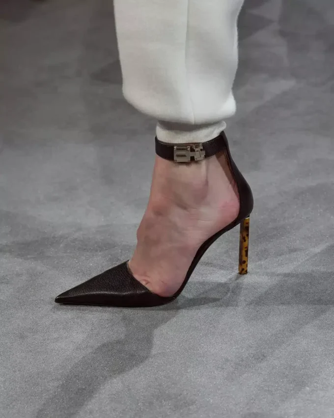 Zapatos de tacón con correa al tobillo y hebilla en T de piel granulada flexible