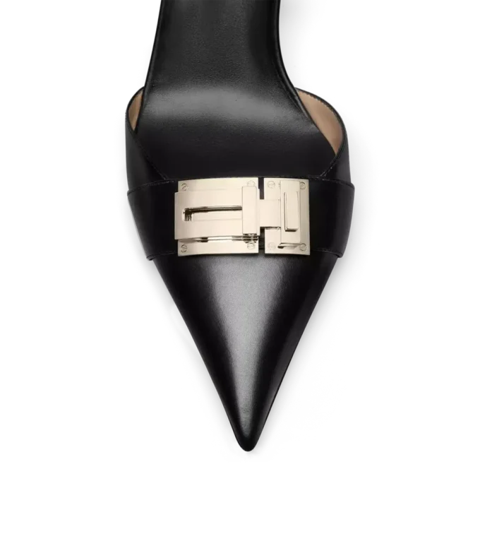 Zapatos de tacón con correa trasera de piel brillante
