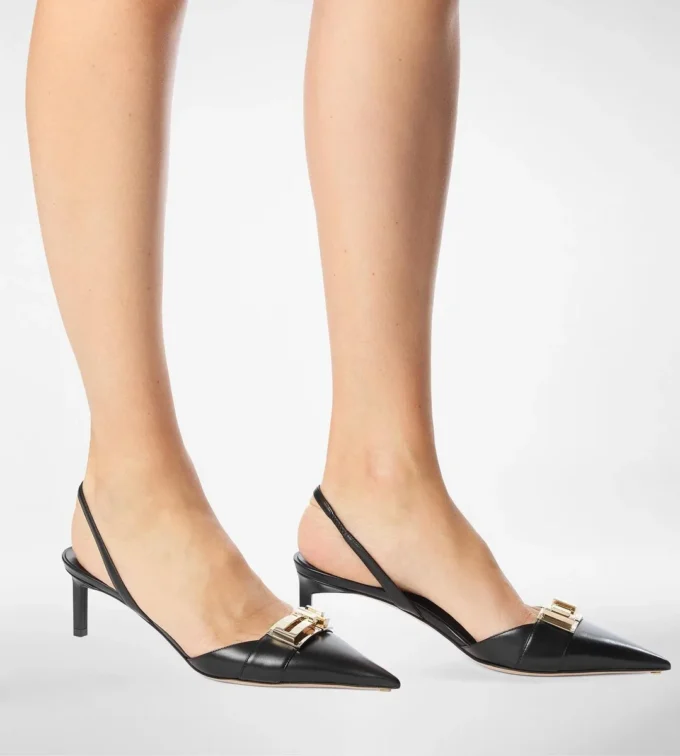 Zapatos de tacón con correa trasera de piel brillante