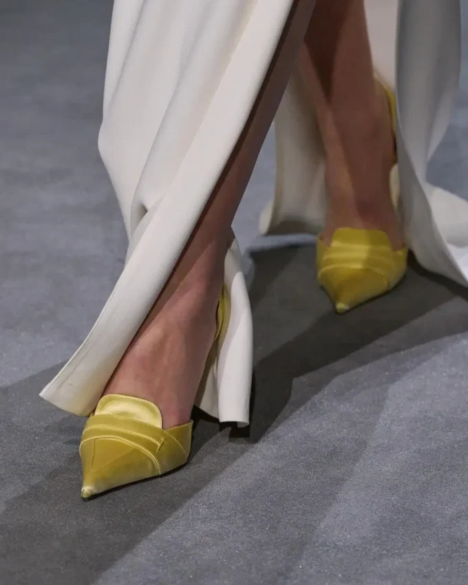 Zapatos de tacón Eva D’Orsay de satén Zapatos de tacón Eva D’Orsay de satén